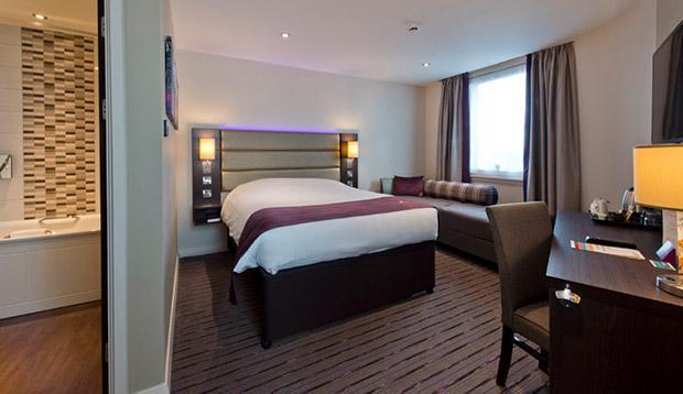Premier Inn London Бромли Экстерьер фото