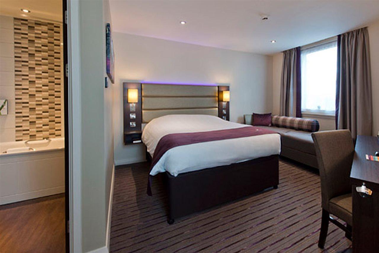 Premier Inn London Бромли Экстерьер фото